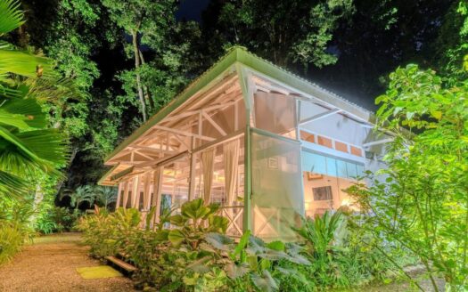 Residencia Casa Blanca – Private Beachfront Home with Bungalow in Puerto Viejo